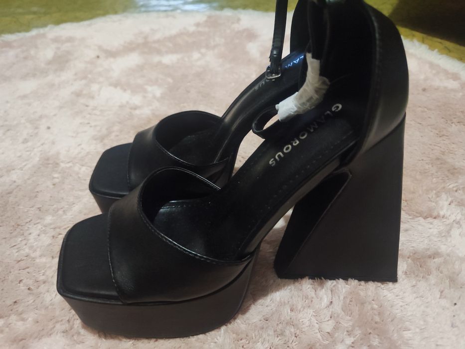 Обувки с дебел ток