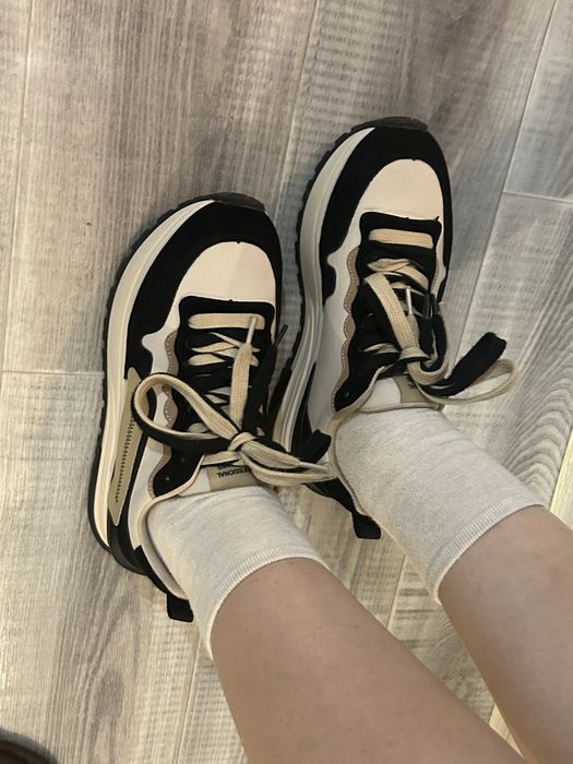 Кроссовки сатылады 20 мың ға в идеальном состояний қасына сыйлық Мишка