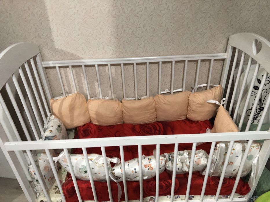 Детская кровать с подушкой и с матрасом