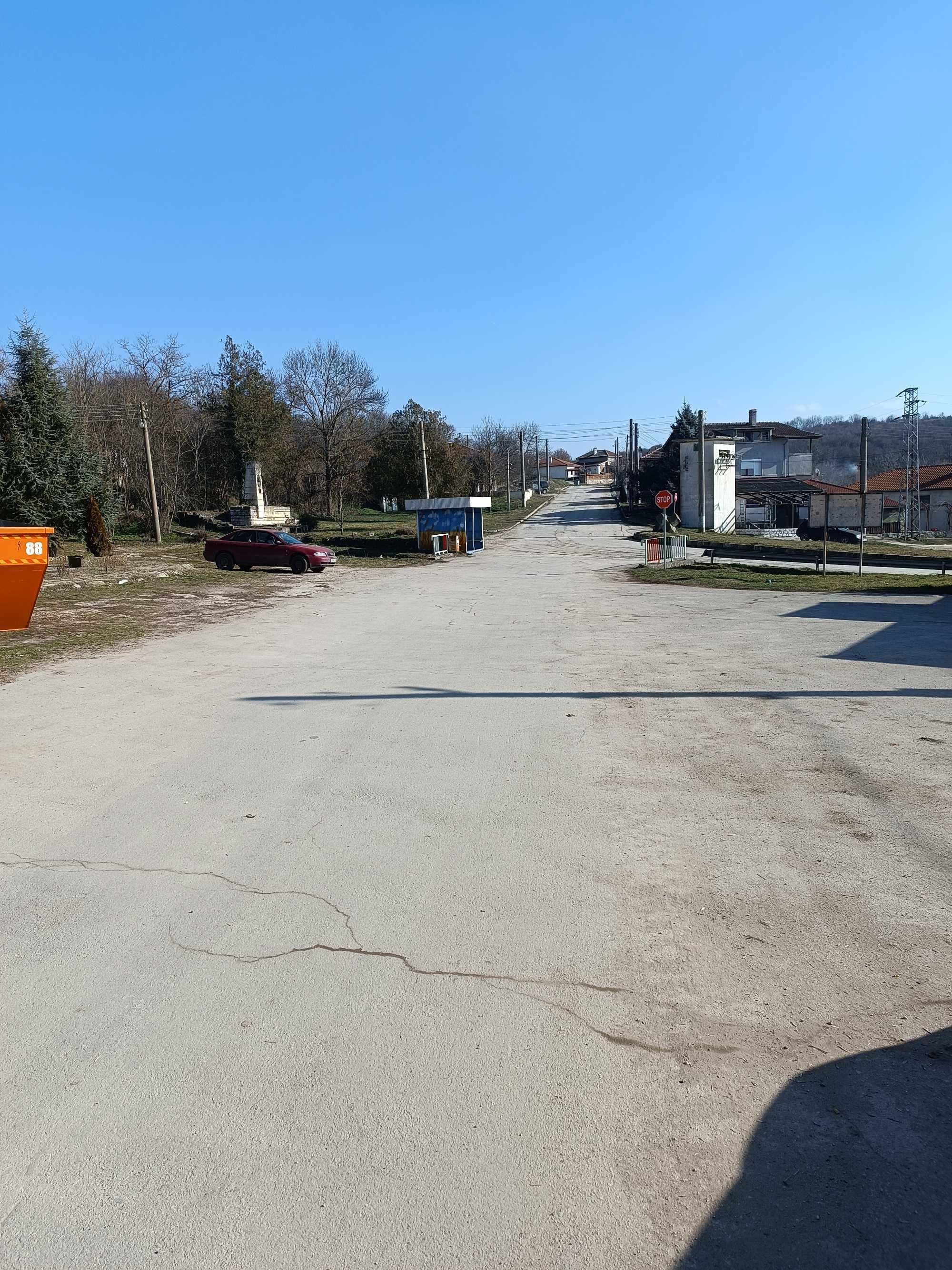 Дворно място 1400 кв с къща и стопански постройки