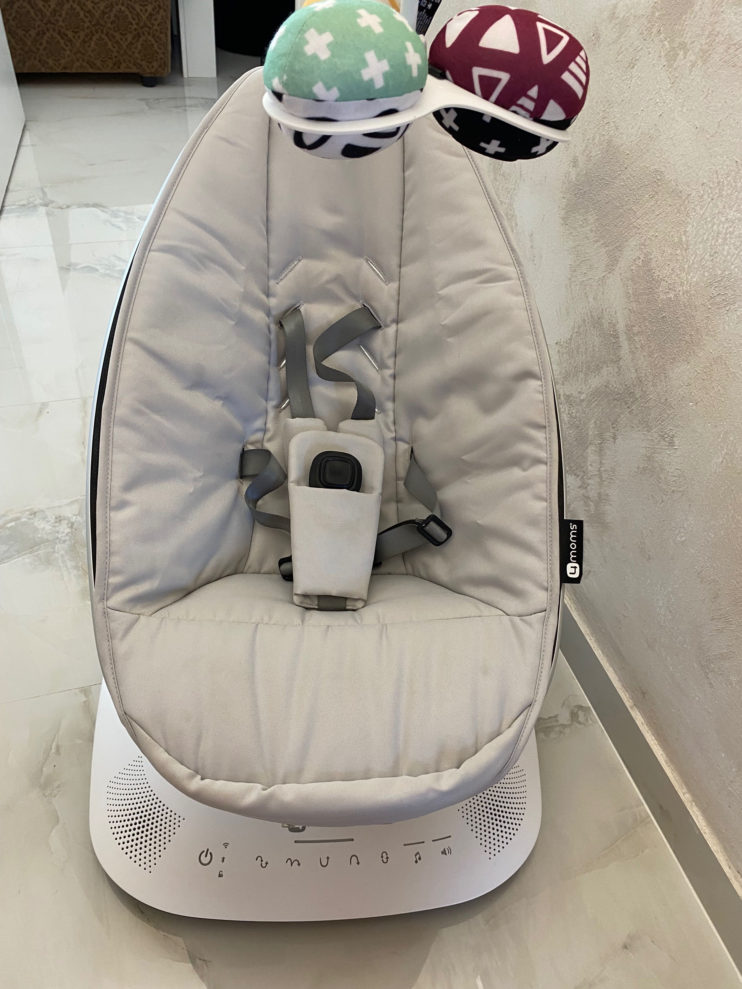Шезлонг/бебешка люлка mamaRoo 5.0 сив + ПОДАРЪК Подложка за новородено