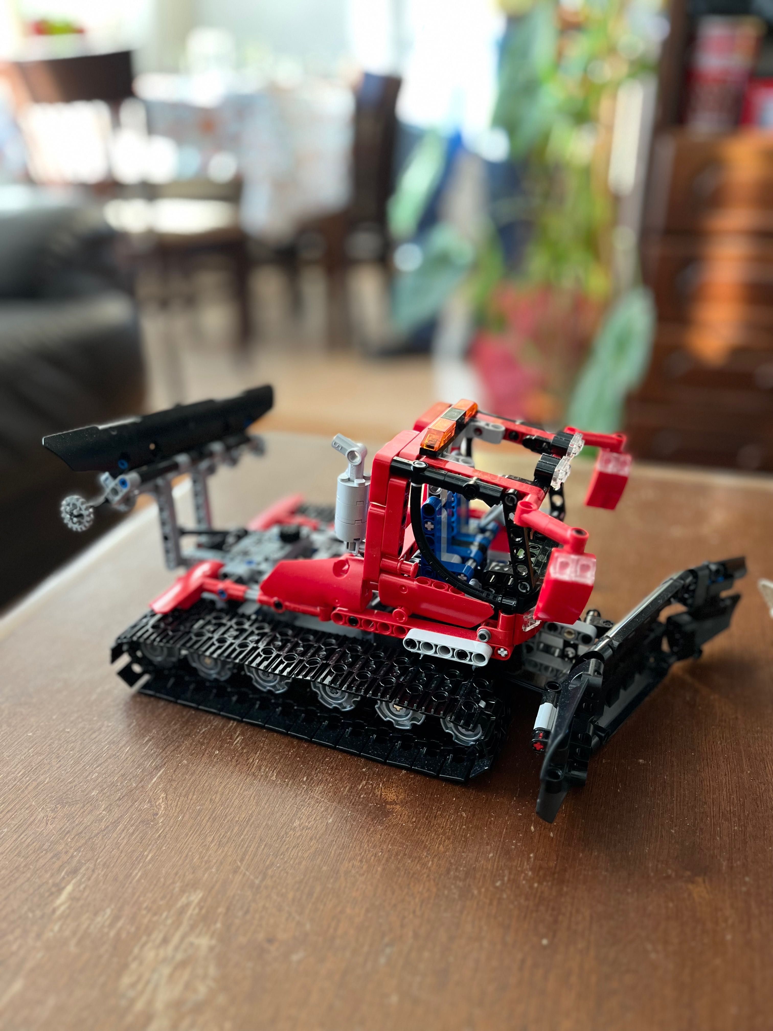 Продавам два стари Lego Technic модела
