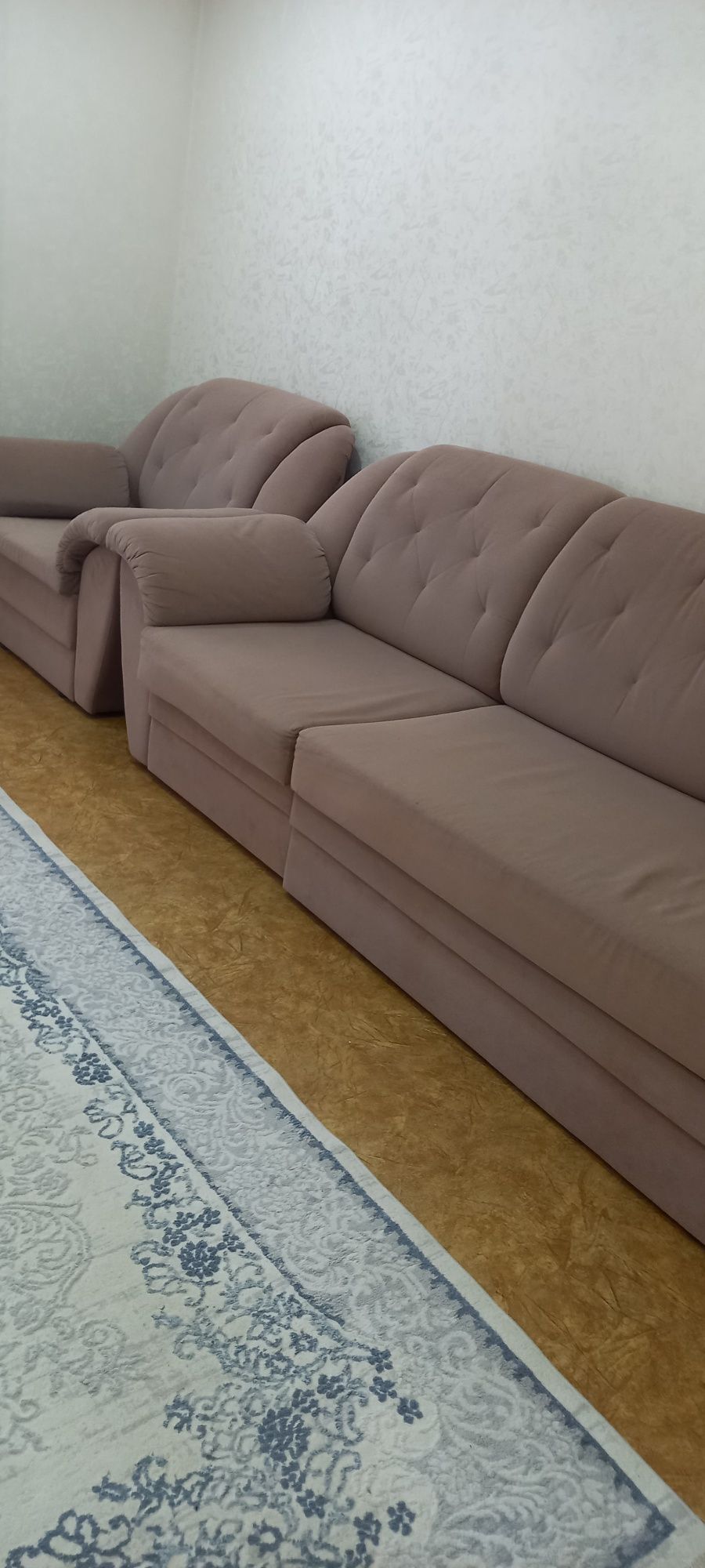 Продам диван раздвижной  с креслом с яшиками  180000 т