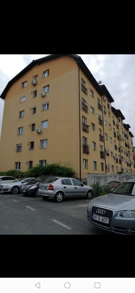 Închiriez apartament 3 camere, langa CAMPUS UVG, zona Confecții