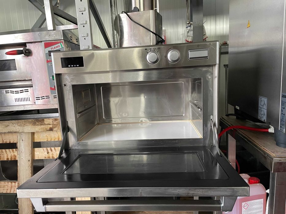 Cuptor Microunde Panasonic PRO2 si Microunde Sharp R22AT