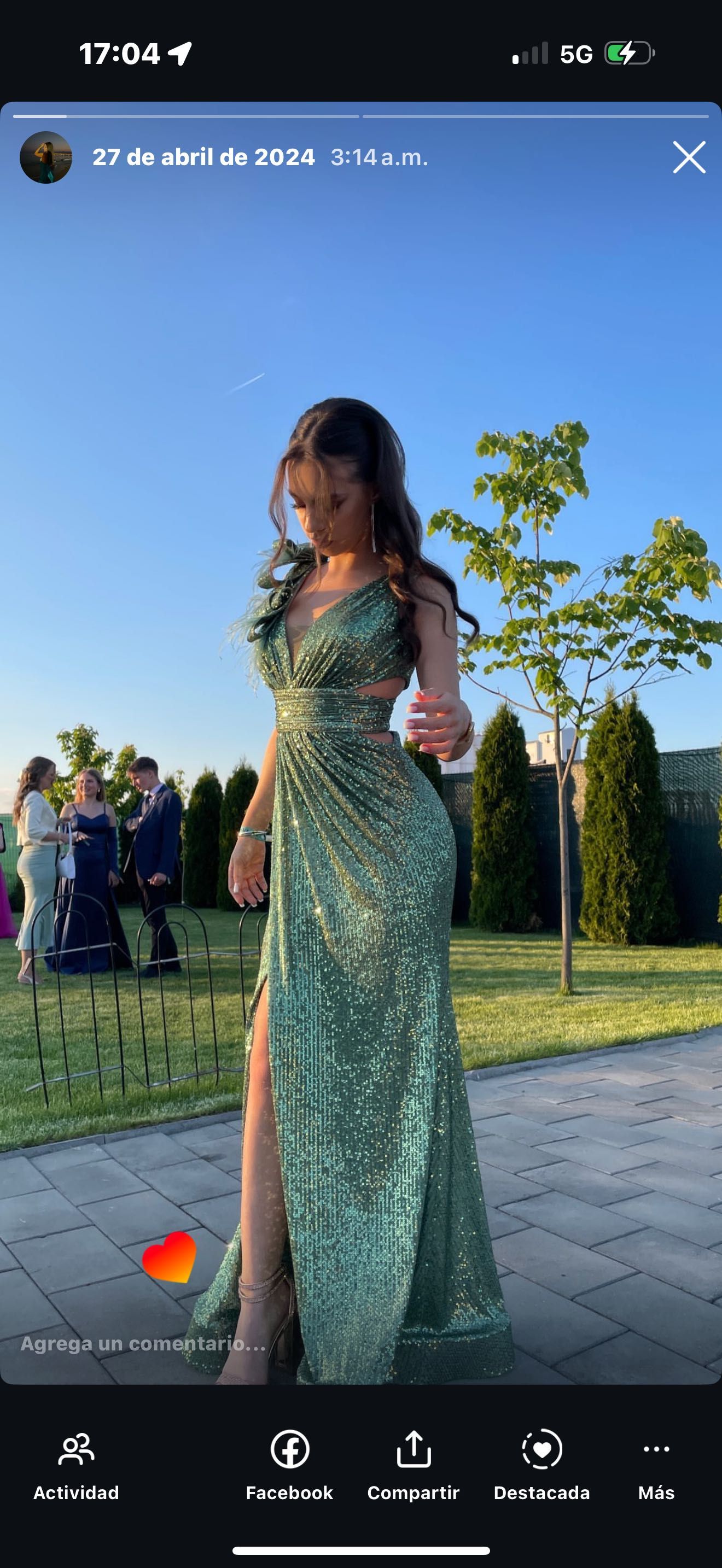 Vand rochie de seara, paiete si pene