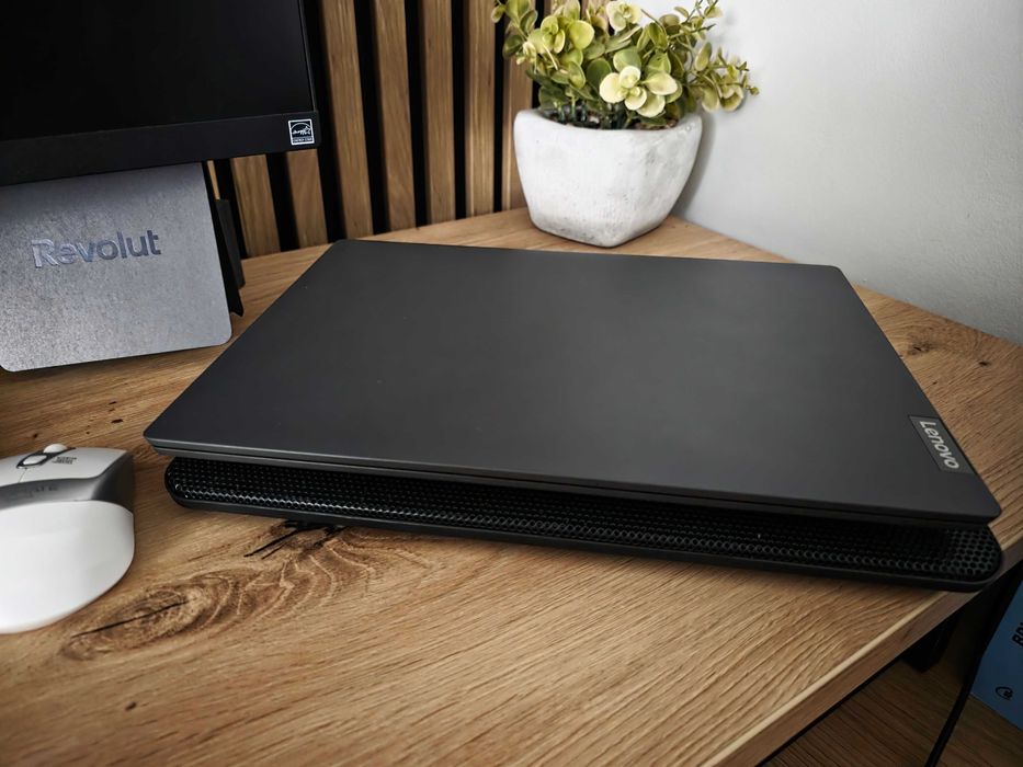 Laptop Lenovo Ryzen 3 3250U 12GB ram carcasa texturata (tip carbon)