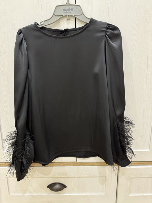 Атласная кофта с перьями