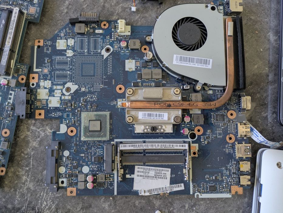 Лаптопи + таблет + батерии