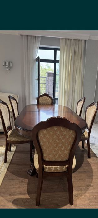 Продам большой и мощный обеденный стол и 10стульев б/у в хорошем состо