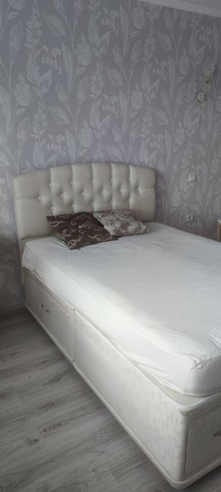 Тапицирана спалня с табла