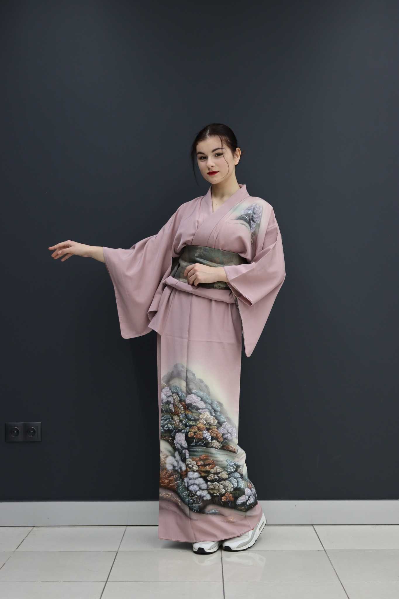 Разнообразие от автентични японски копринени кимона и аксесоари