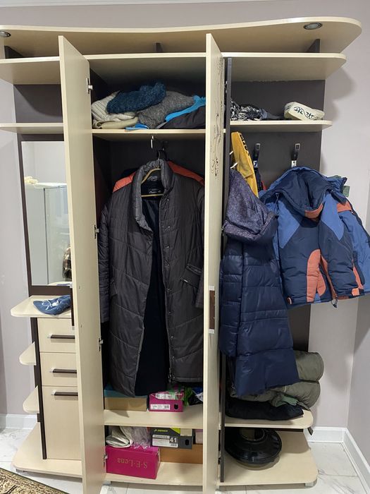 Прихожую продам