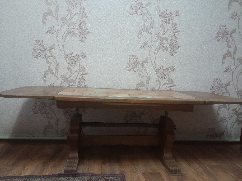 Продам стол, материал дерево, отличное состояние.