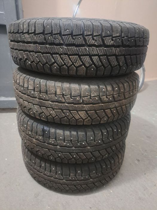 Продам зимнию шипованную резину R13 в идеальном состоянии почти новый