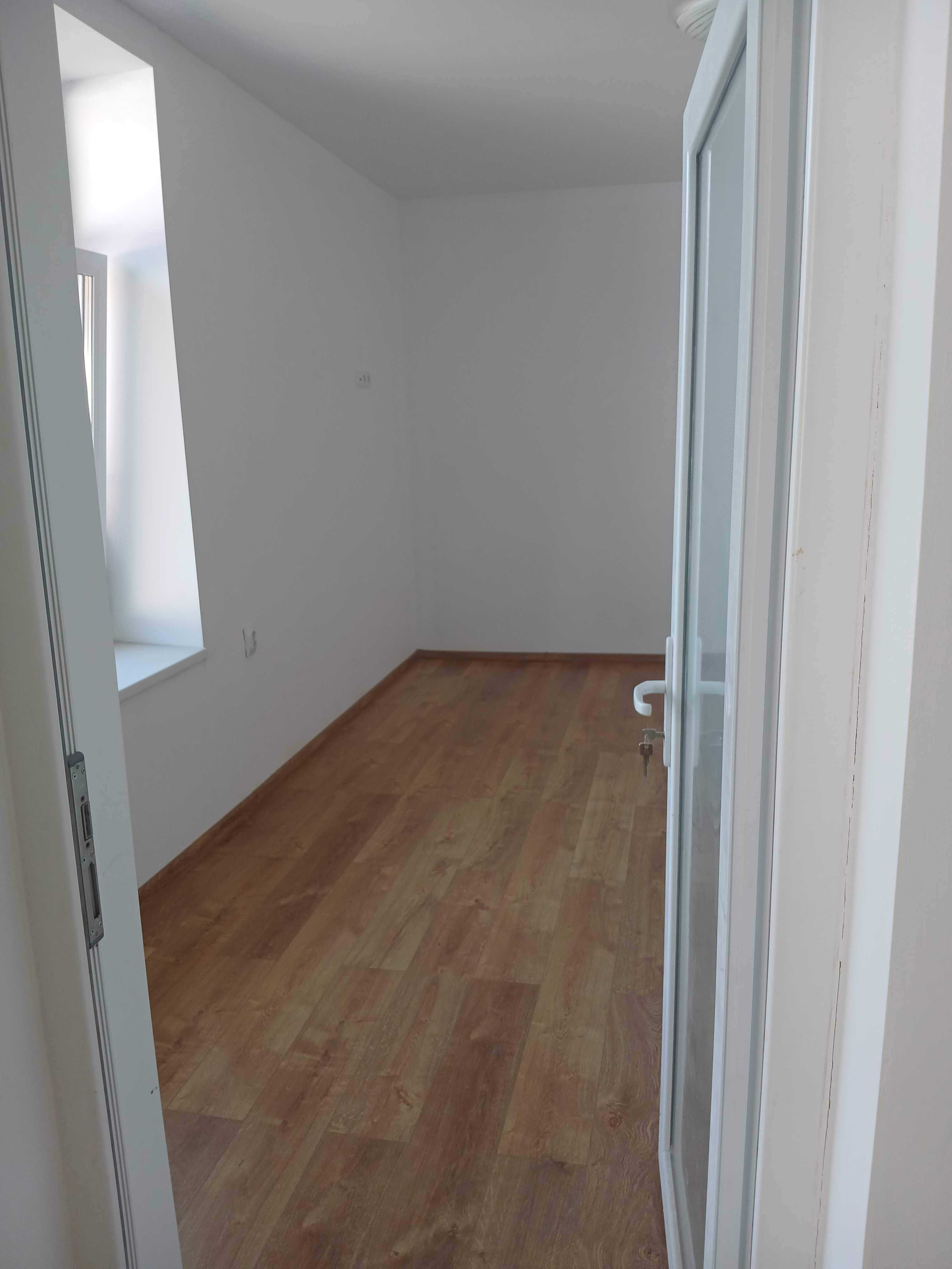 Vand casa la cheie, cu finisaje moderne, in Sintioana