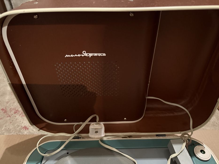 Продавам античен грамофон