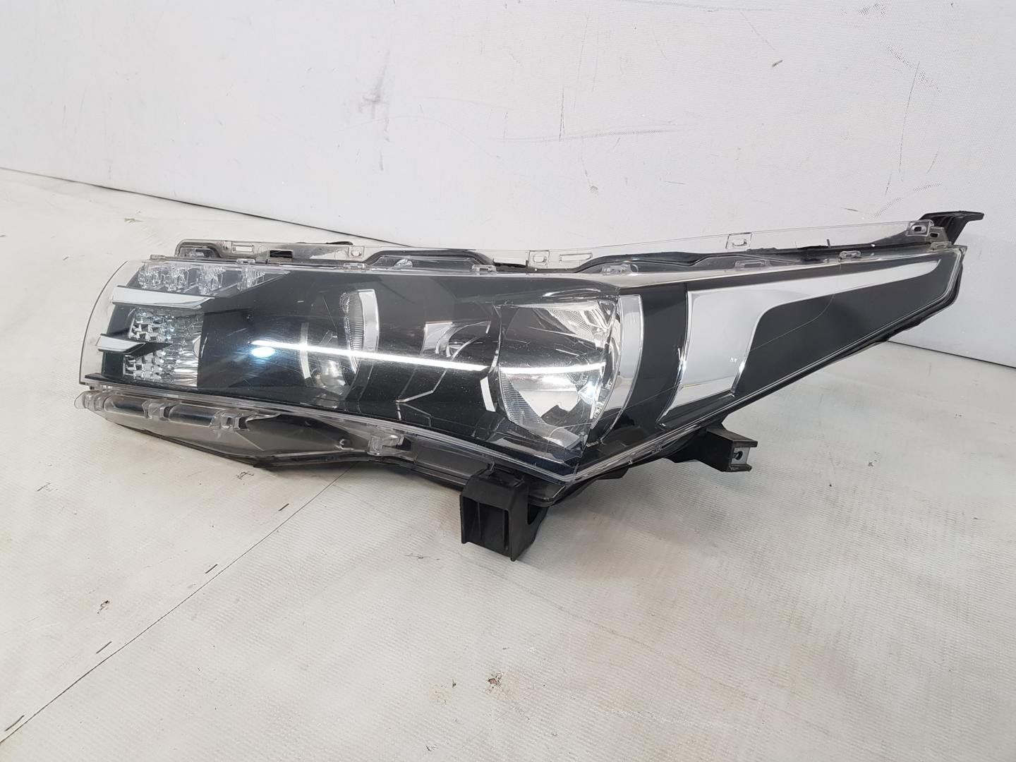 Far stanga Halogen+Led Toyora Corolla dupa 2013