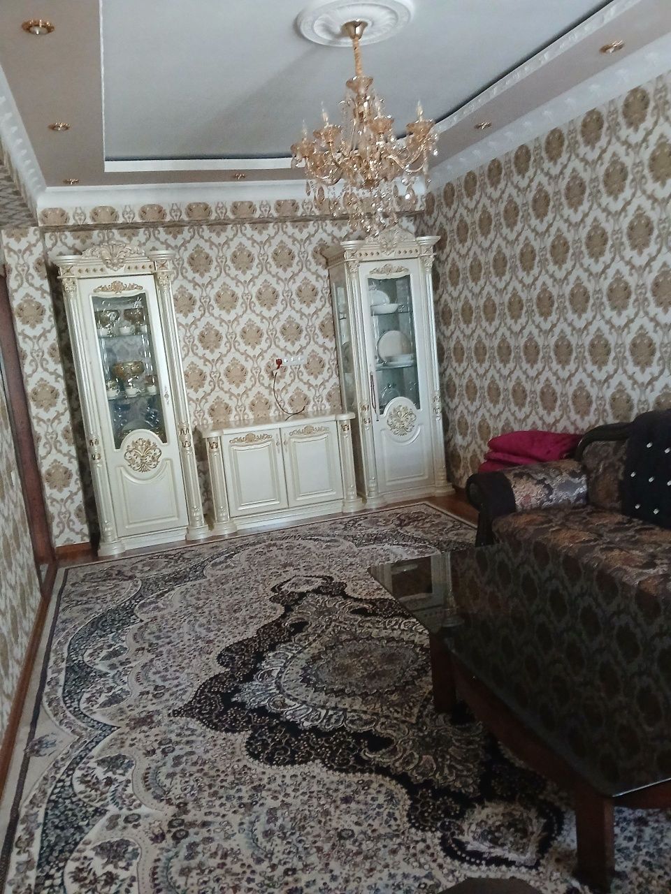 Шахар марказида жойлашган 3 хонали квартира ижарага берилади