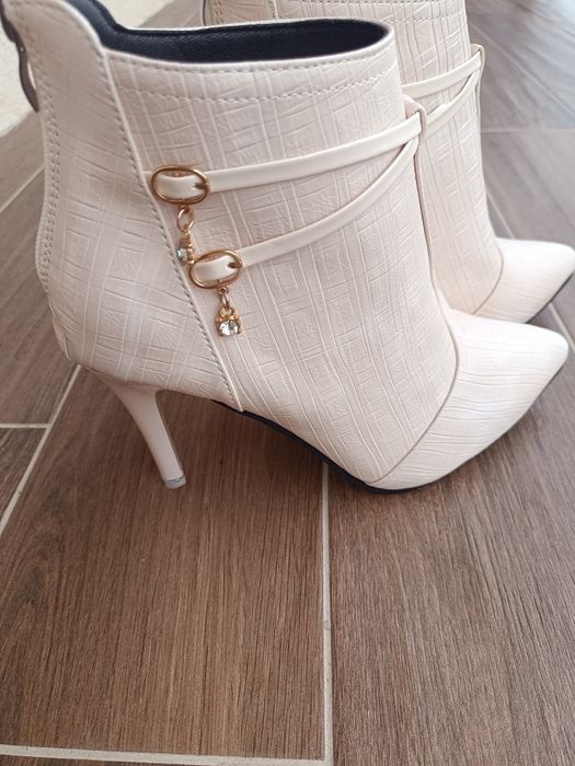 Бежови елегантни, официални боти, размер 38