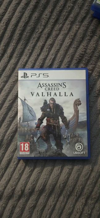 PS5 Standard Edition + 2 контролера + 4 топ игри (перфектно състояние)