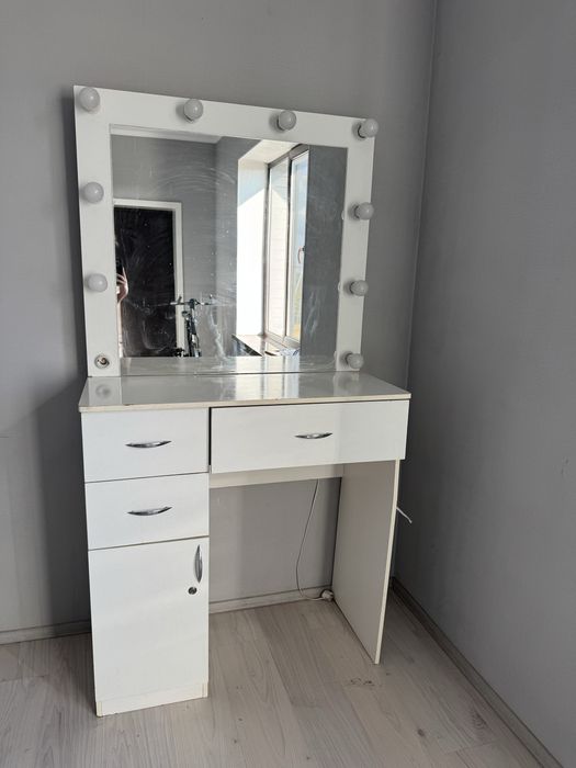 Продам столик для макияжа