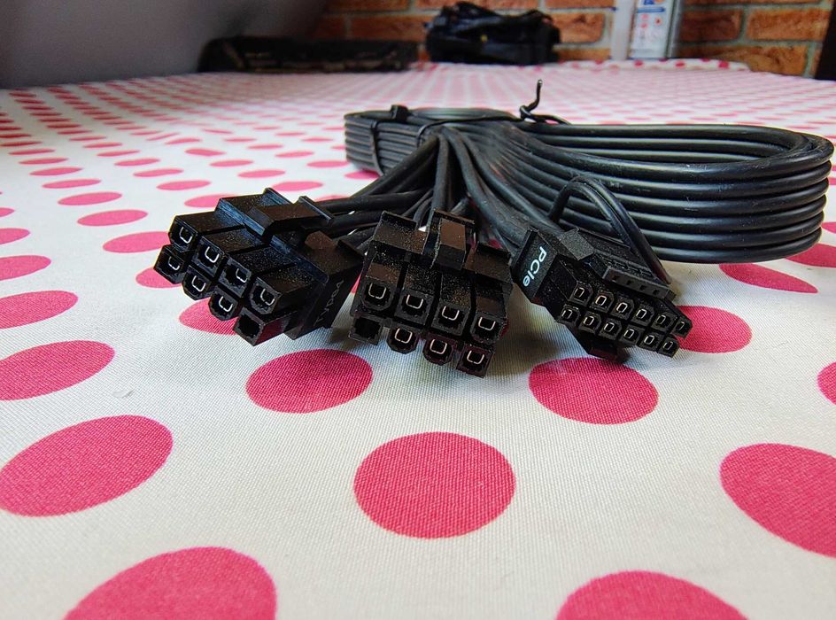 Cablu Corsair Type 4, 2 x 8-Pin PCIe - 1x 16-Pin PCIe 5.0 12VHPWR.