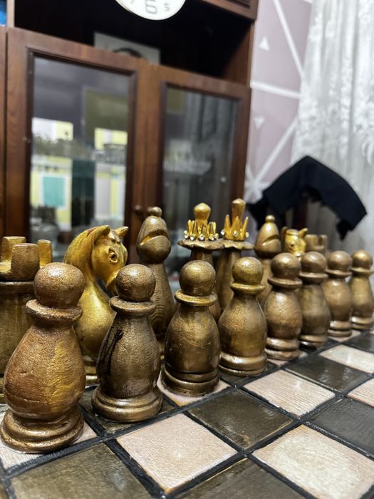 Шахматы из дерева.