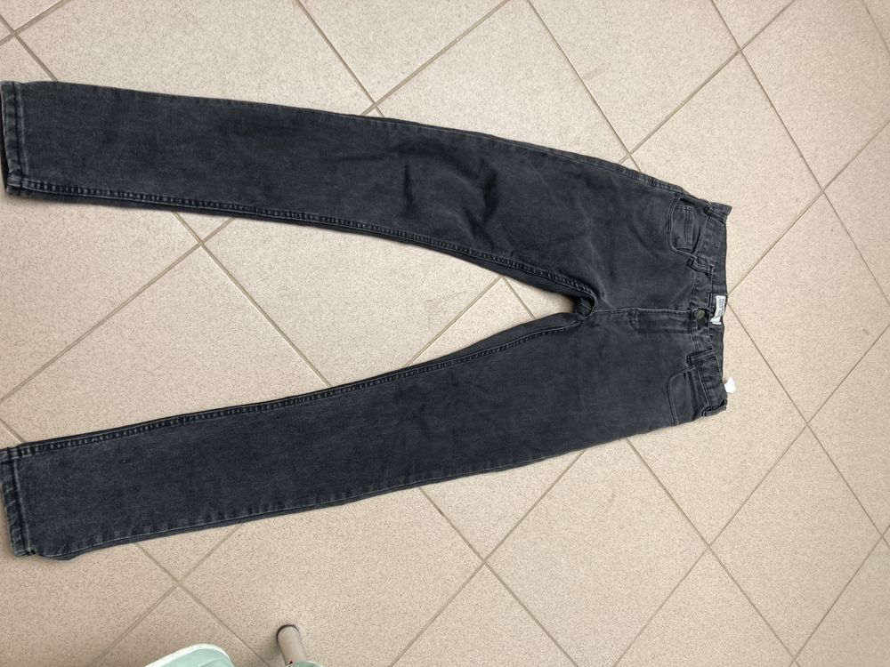 Blugi negri pull& bear