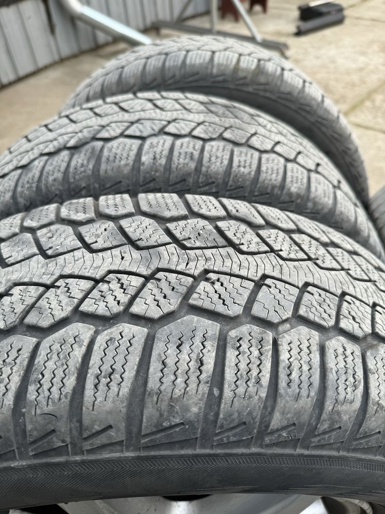 Vând anvelope de iarna 215/65 R16