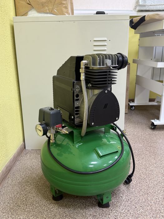 Безмасляный компрессор со шкафом для стоматологии от Diplomat KD124