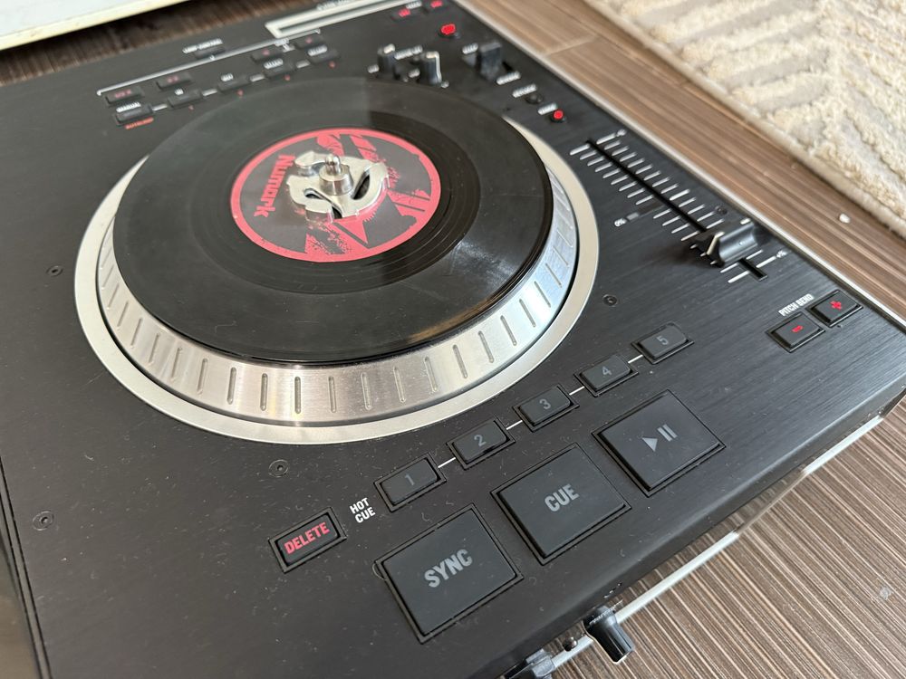 Numark NS7 Пулт