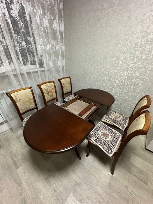 стол обеденный в идеальном состоянии