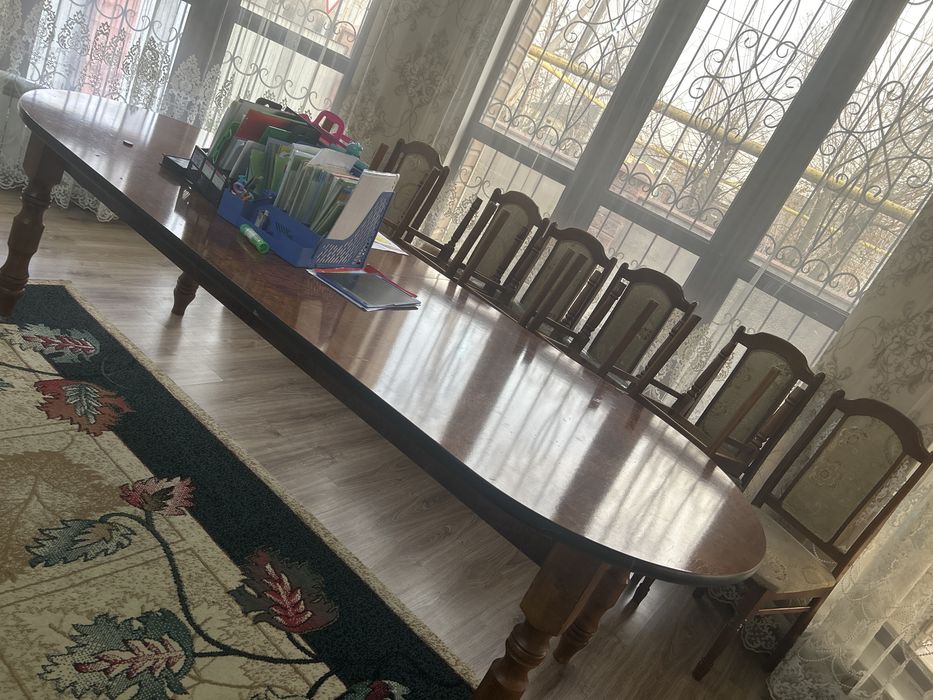 Стол со стульями