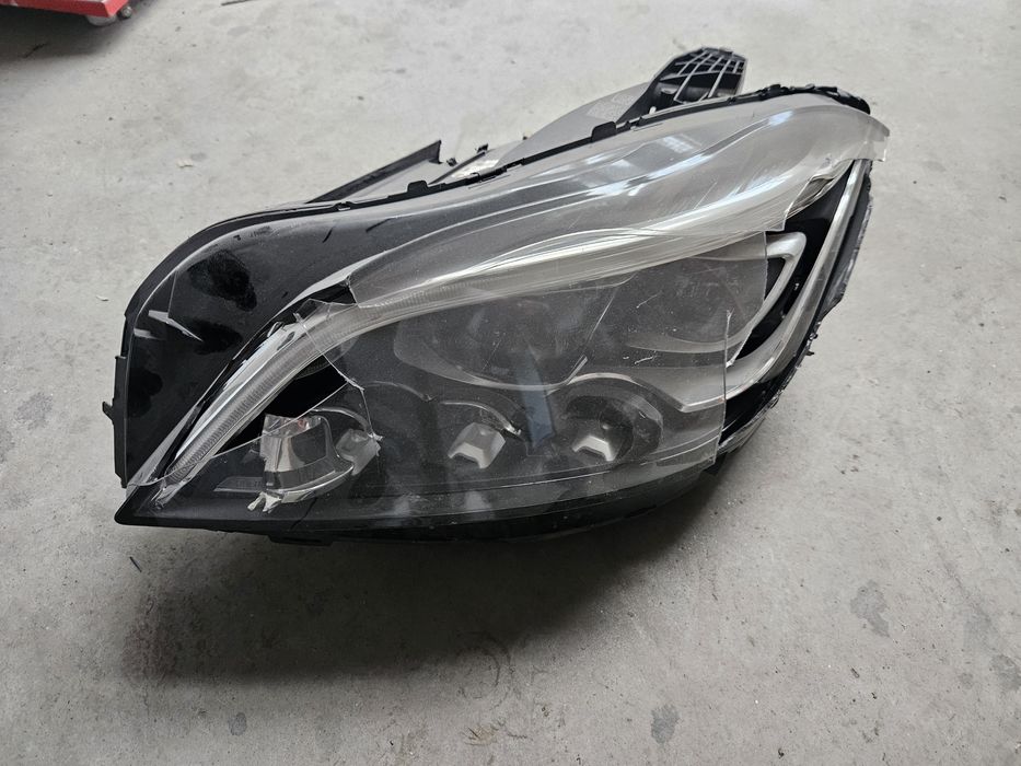 Vând faruri stânga dreapta Mercedes cls