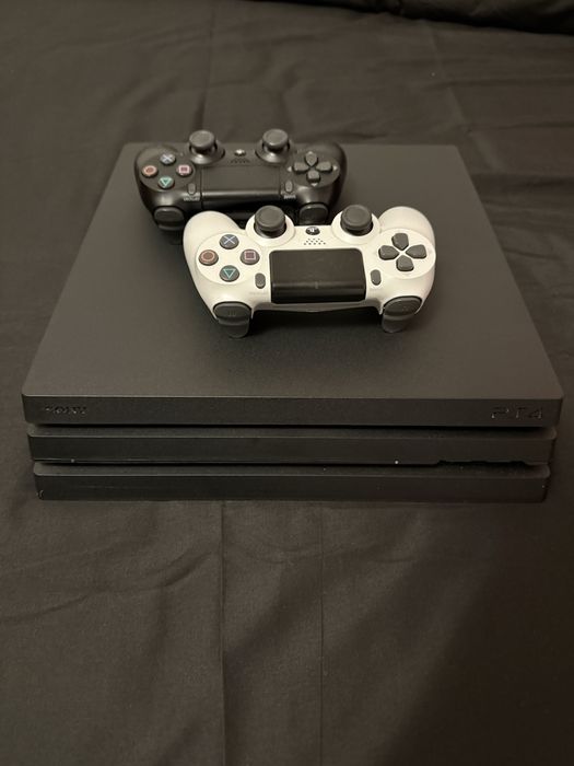 PS 4 pro 1TB - sigili instacte, casti, 2 controlere + 2 jocuri cadou