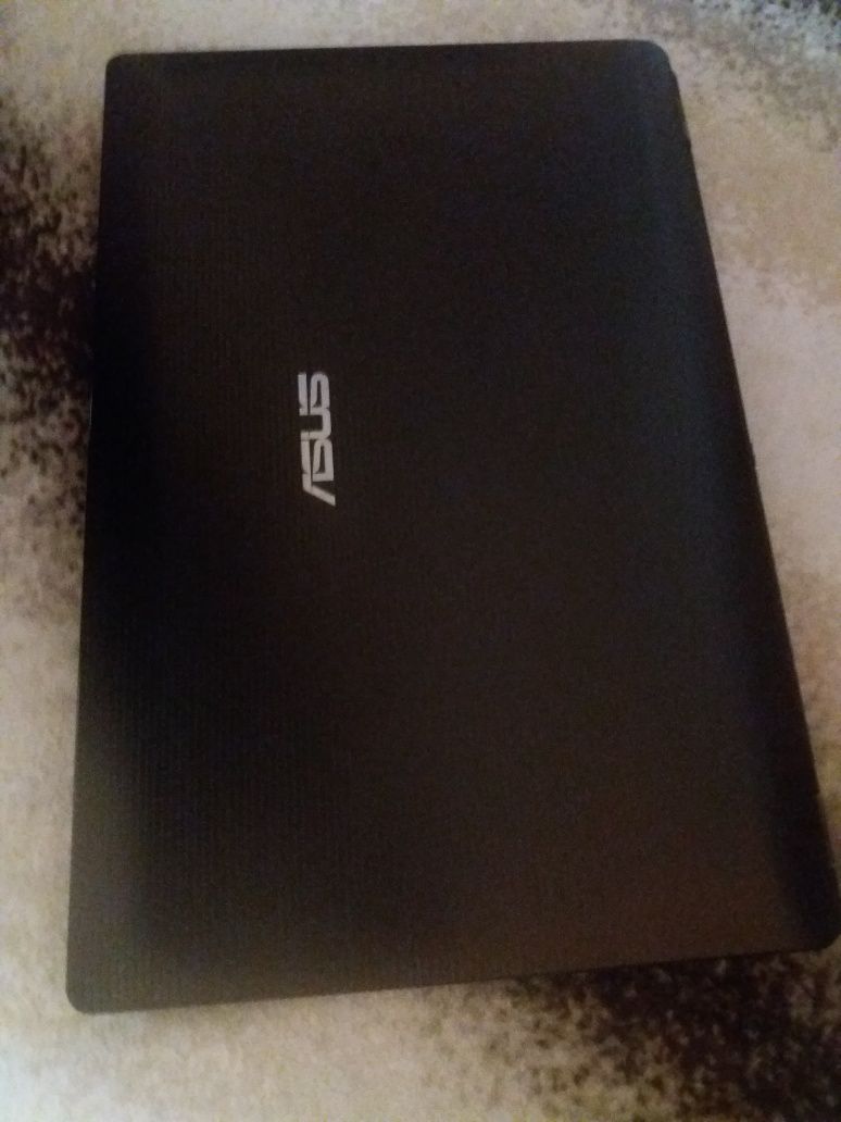 Laptop asus cu ecran mare 17'' 4 giga ram hdd 500 giga