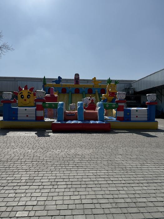 Большой надувной батут с моторчиками 15×10×7 м – $2080
