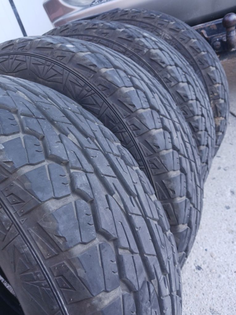 Продавам много запазени  гуми Falken 235/70/16