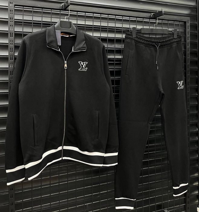 Налични модели мъжки комплекти.