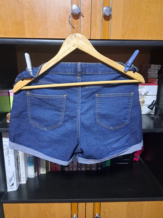 Pantaloni scurți