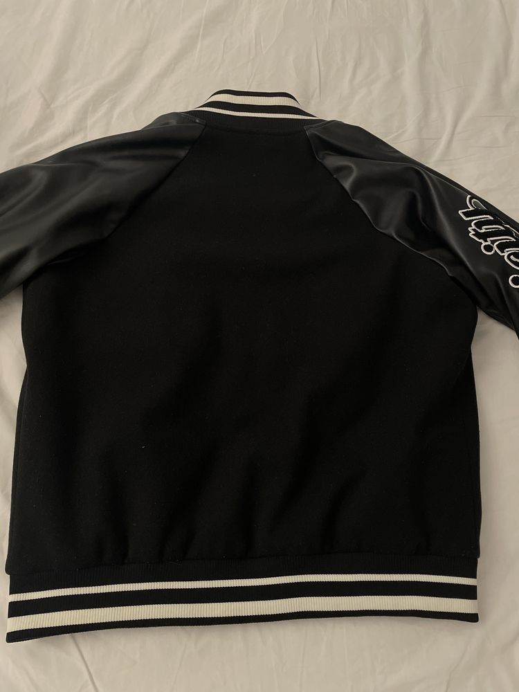 jacketa varsity bershka