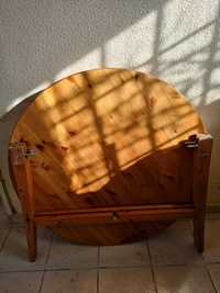 Дървена маса и два стола