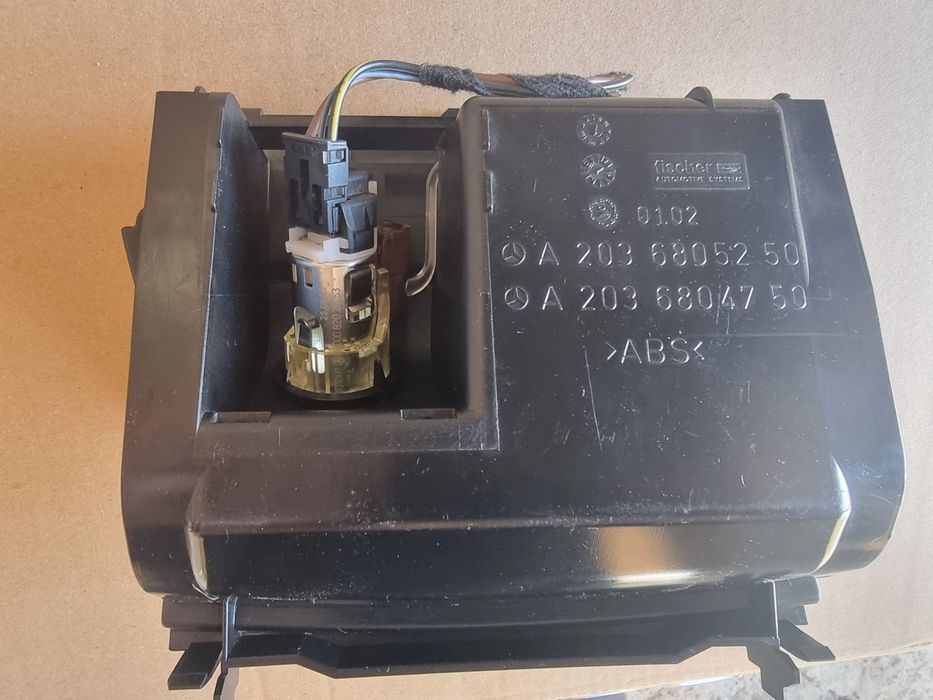 Ornament scrumiera cu scrumiera și ornament schimbător Mercedes w203