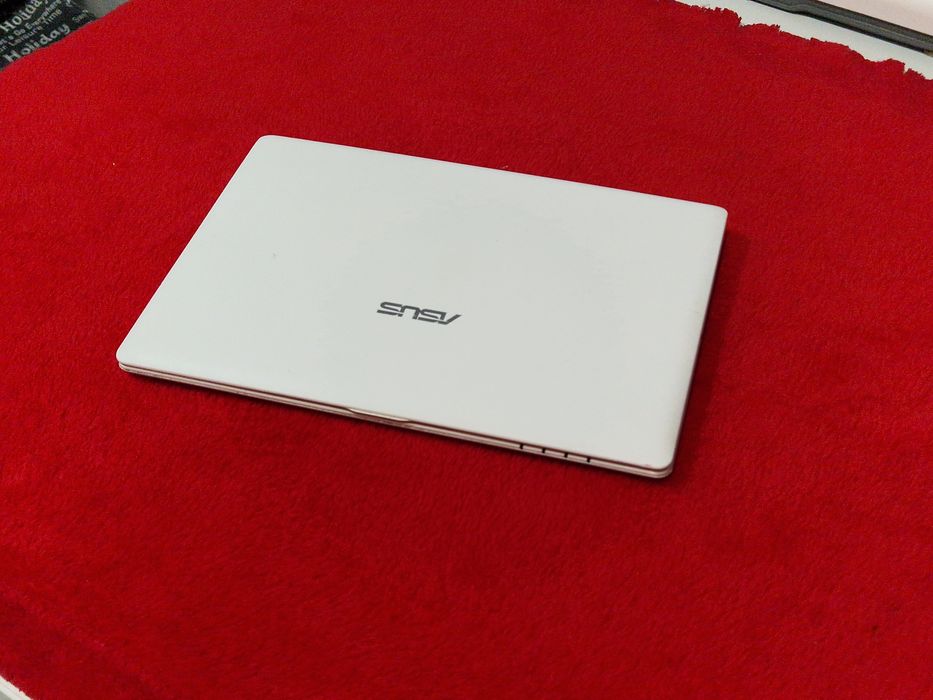 Mini laptop Asus perfect funcțional- la priza