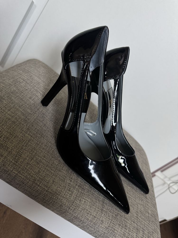 Лачени обувки на висок ток zara