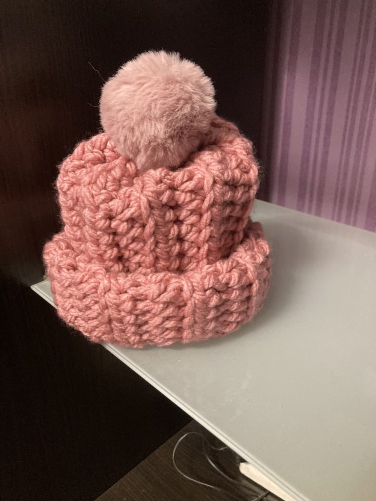 Бебешка ръчно плетена шапка