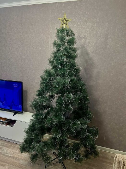Елка искусственная. Высокая