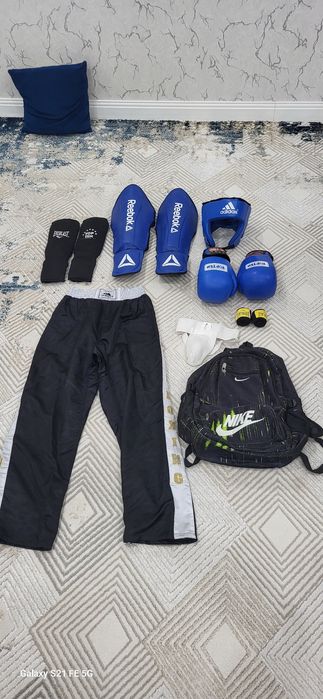 Полный экипировка для кикбоксинг
