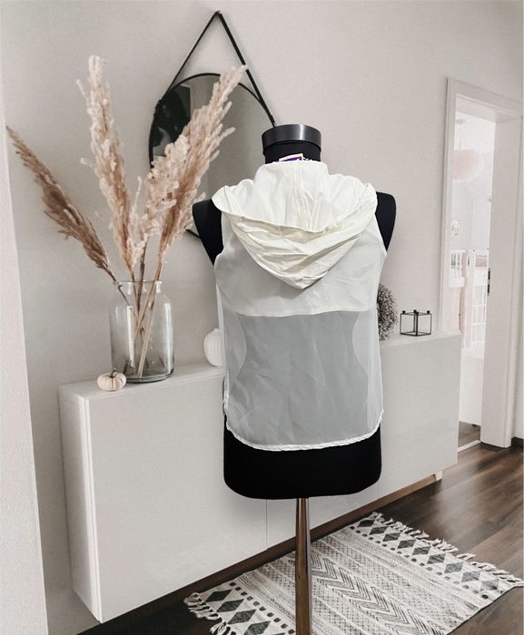 Top alb maiou fara maneci cu gluga Xs-S